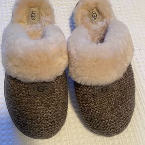 Like new, women’s gray UGG slippers.
